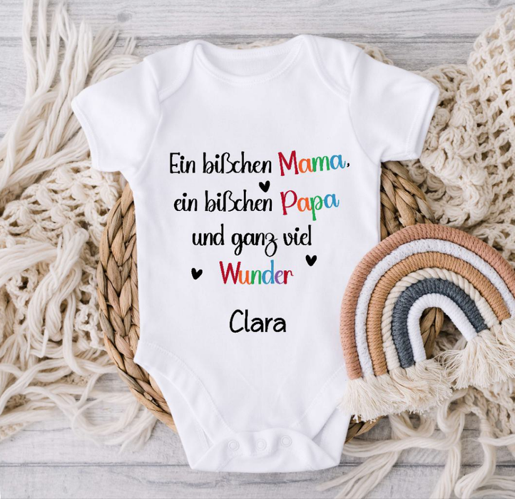 Babybody personalisiert Baby Body mit Name Spruch ein bißchen Mama ein bißchen Papa Baumwolle Strampler Baby - CreativMade 