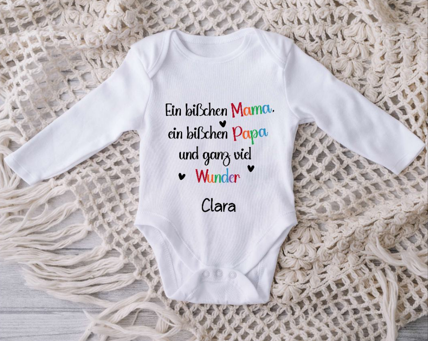 Babybody personalisiert Baby Body mit Name Spruch ein bißchen Mama ein bißchen Papa Baumwolle Strampler Baby - CreativMade 