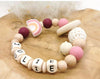 Greifling Baby personalisiert mit Namen Regenbogen Beißring Babyrosa Geschenk Geburt Greifring - CreativMade