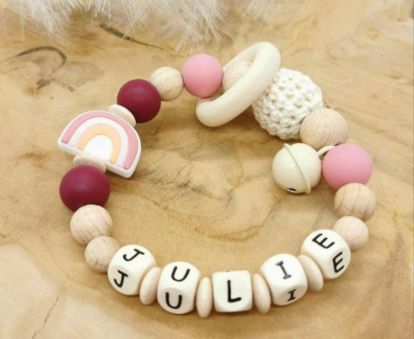 Greifling Baby personalisiert mit Namen Regenbogen Beißring Babyrosa Geschenk Geburt Greifring - CreativMade