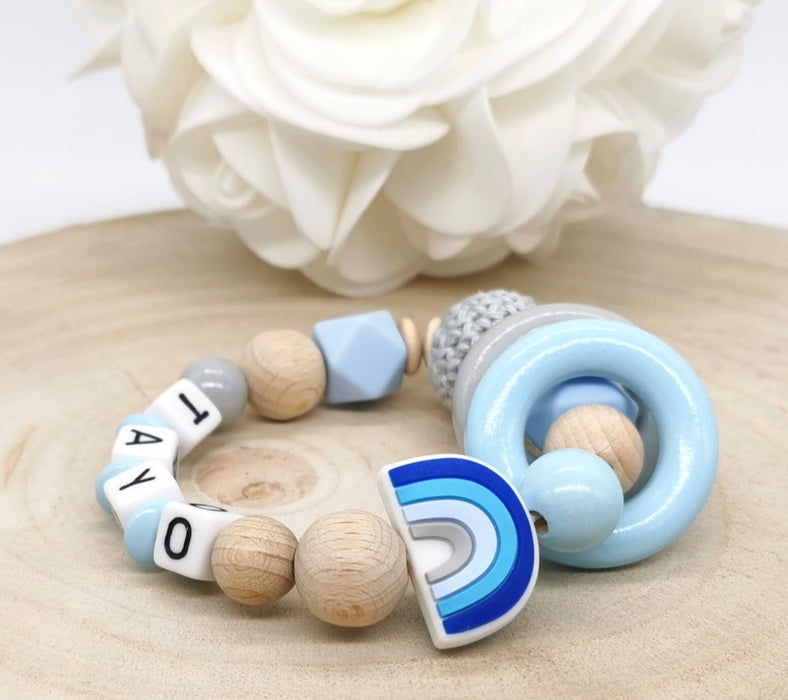 Greifling Baby personalisiert mit Namen Regenbogen Beißring Babyblau Geschenk Geburt Greifring - CreativMade