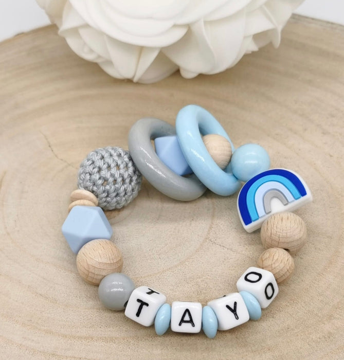 Greifling Baby personalisiert mit Namen Regenbogen Beißring Babyblau Geschenk Geburt Greifring - CreativMade