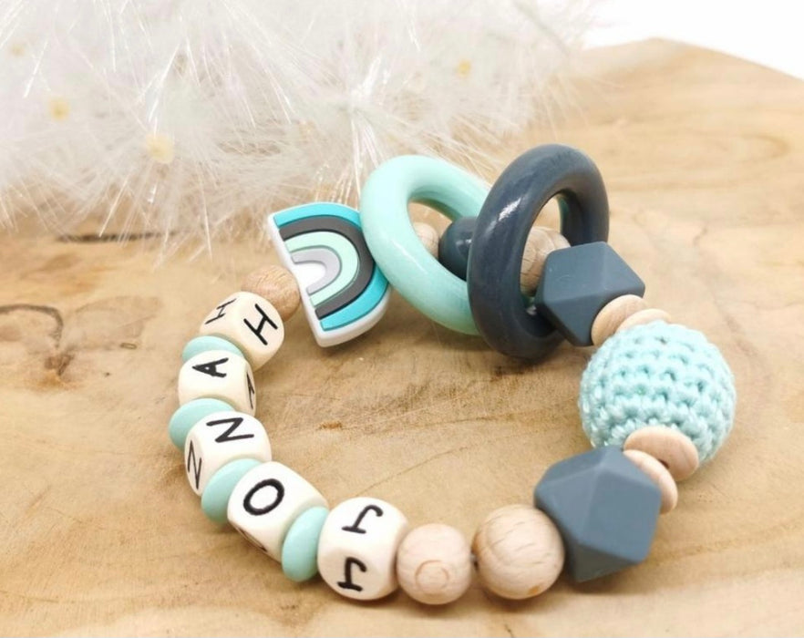 Greifling Baby personalisiert mit Namen Regenbogen Beißring Babyblau Geschenk Geburt Greifring - CreativMade