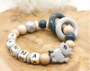 Greifling Baby personalisiert mit Namen Reh Beißring Weinrot Geschenk Geburt Greifring - CreativMade