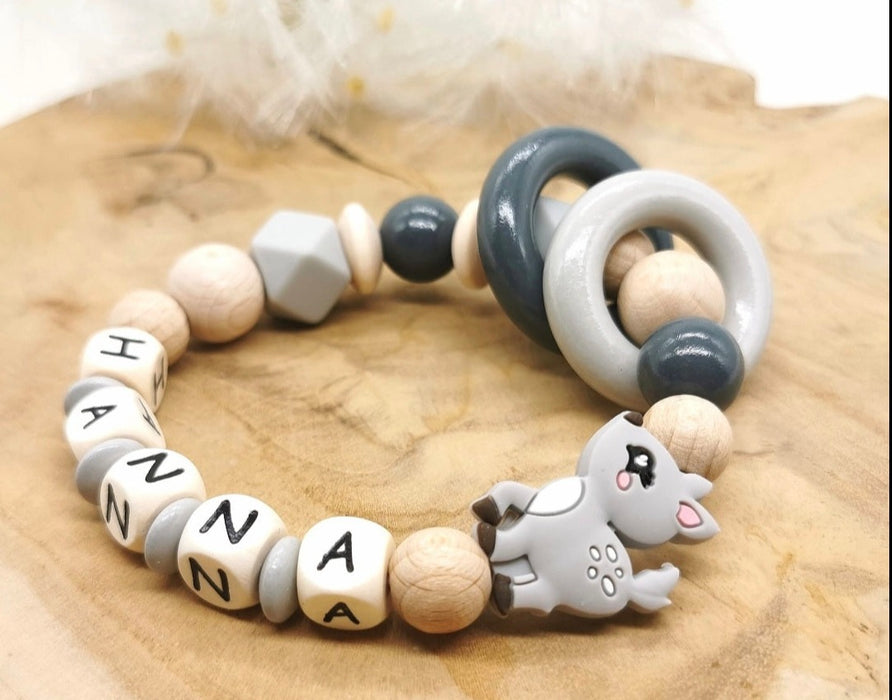 Greifling Baby personalisiert mit Namen Reh Beißring Weinrot Geschenk Geburt Greifring - CreativMade