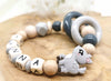 Greifling Baby personalisiert mit Namen Reh Beißring Weinrot Geschenk Geburt Greifring - CreativMade
