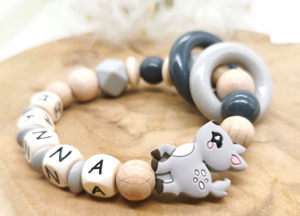 Greifling Baby personalisiert mit Namen Reh Beißring Weinrot Geschenk Geburt Greifring - CreativMade