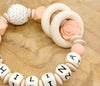 Greifling Baby personalisiert mit Namen Blume Beißring Apricot Geschenk Geburt Greifring - CreativMade